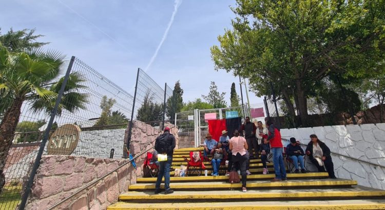 Toman docentes la Secretaría de Educación