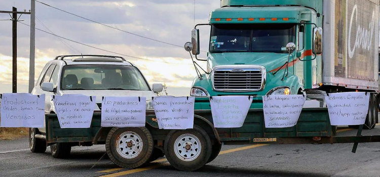Realizan productores once horas de bloqueo