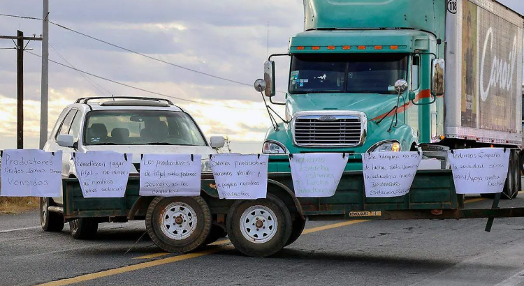 Realizan productores once horas de bloqueo