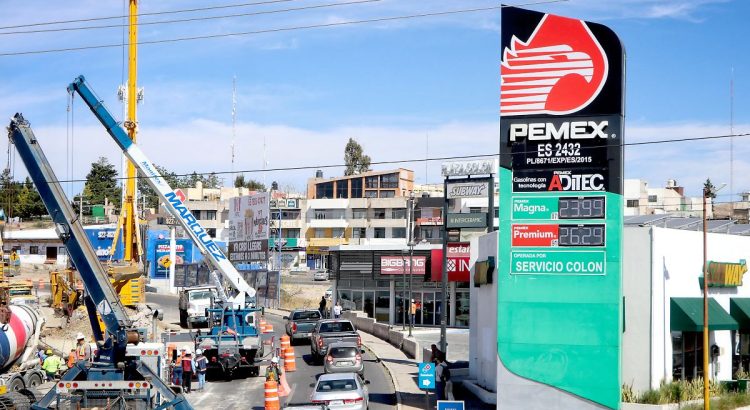Reportan bajas ventas los gasolineros por la obra del Segundo Piso