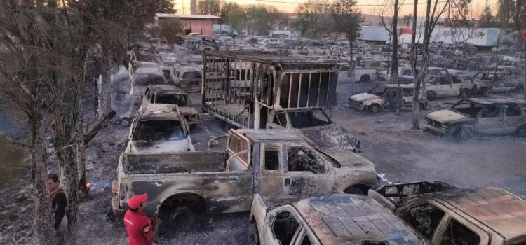 Consume incendio 231 vehículos en corralón de la FGR