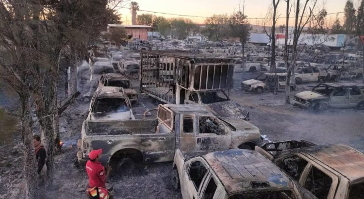 Consume incendio 231 vehículos en corralón de la FGR