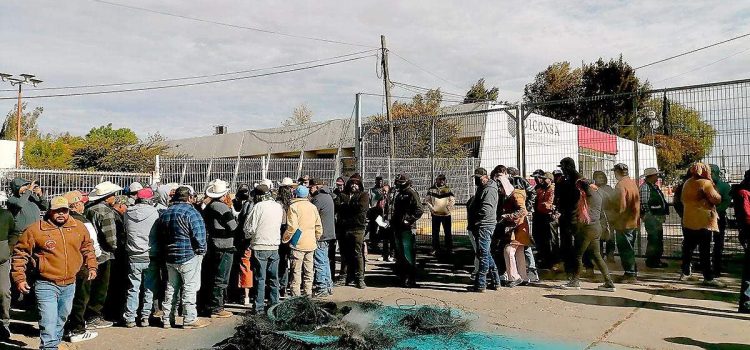 Bloquean productores de frijol las instalaciones de Segalmex