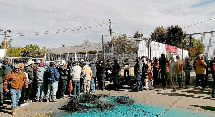 Bloquean productores de frijol las instalaciones de Segalmex