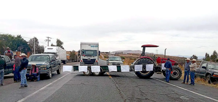 Bloquean los productores de frijol la carretera Zacatecas-Durango