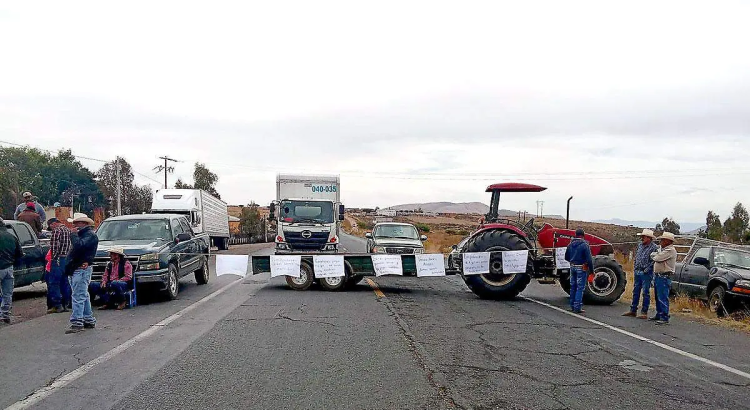 Bloquean los productores de frijol la carretera Zacatecas-Durango