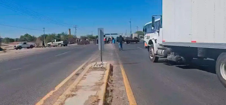 Bloquean habitantes de Loreto la carretera a Aguascalientes
