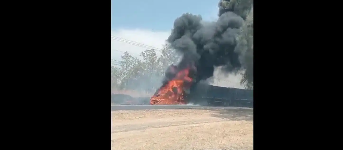 Chocan y se incendian tráileres en carretera federal 54, hay un muerto