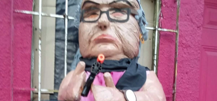 Crea polémica el lanzamiento de piñata de la “abuelita sicaria”