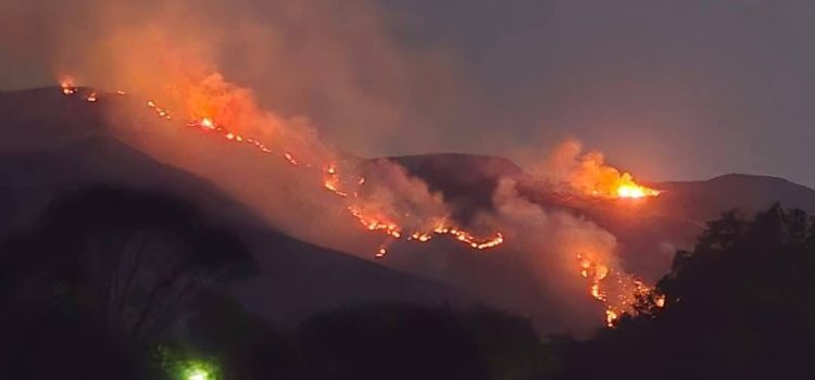 Sigue el incendio forestal en Sierra de Morones Sigue el incendio forestal en Sierra de Morones
