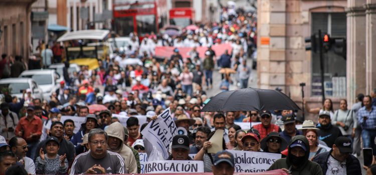 Maestros siguen en plena lucha por la derogación de leyes del ISSSTE e Issstezac