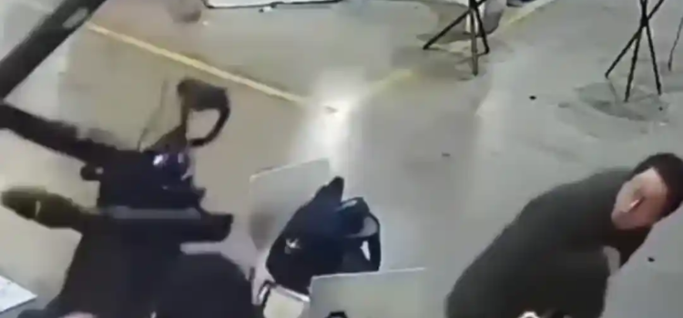 Robot se vuelve “loco” y agrede a sus creadores