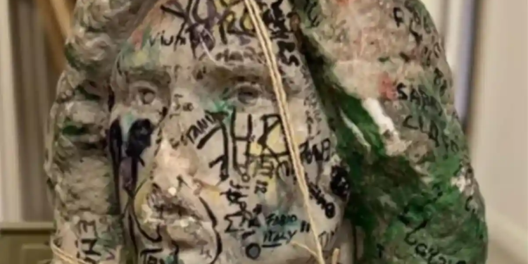 En cateo, y por casualidad hallan busto robado de la tumba de Jim Morrison