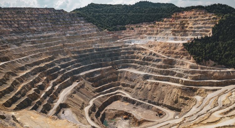 Disminuye producción de oro y plata