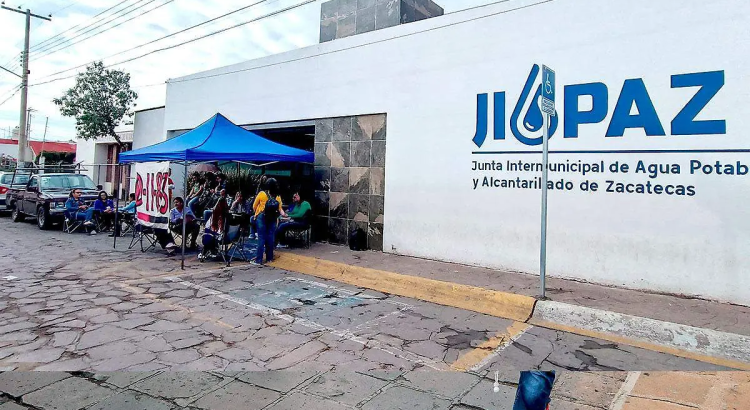 Bloquean maestros las instalaciones de la JIAPAZ y alcaldías