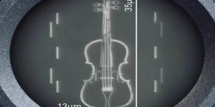 Crean violín microscópico … más delgado que un cabello humano