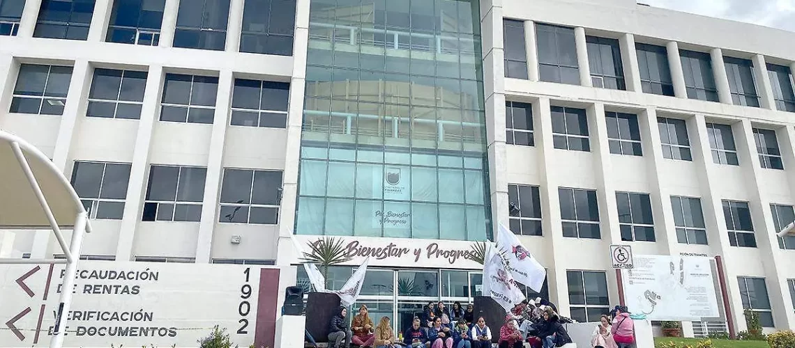 Maestros toman Ciudad Administrativa