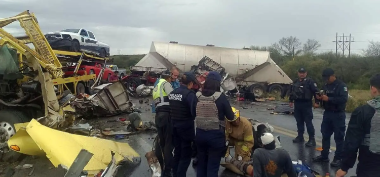 Chocan tráileres; hay una persona fallecida y tres heridos más de gravedad