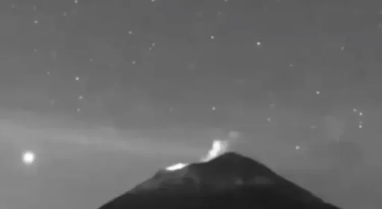 Captan decenas de objetos luminosos sobre el Popocatépetl