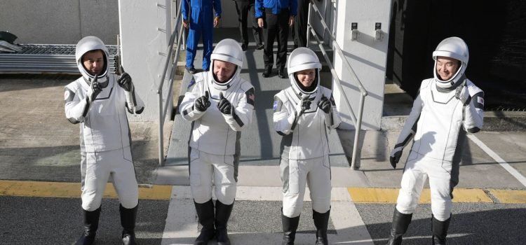 SpaceX lleva a astronautas a Estación Espacial Internacional en 15 horas