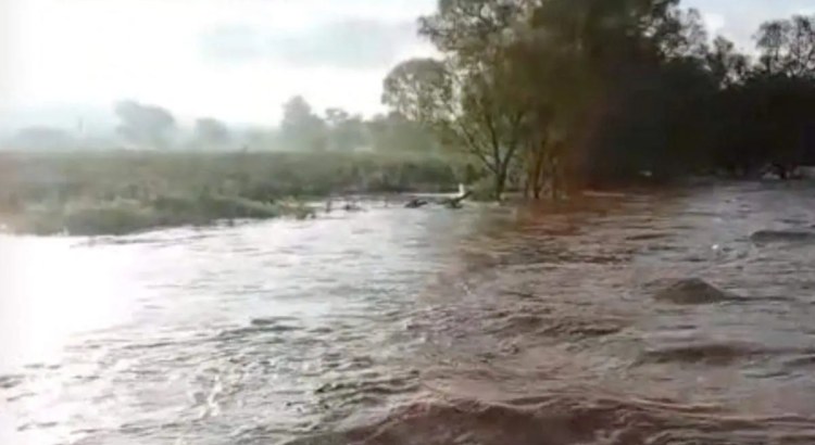 Alerta roja en Tepechitlán por desbordamiento del río San Pedro