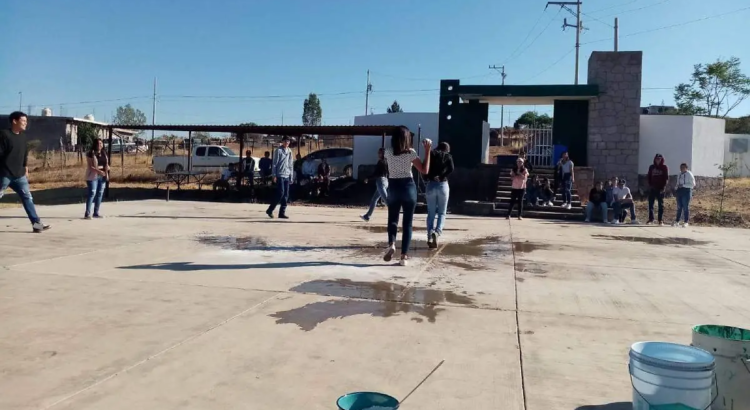 Exigen estudiantes sanción a maestro por acoso Exigen estudiantes sanción a maestro por acoso