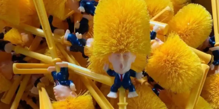 Se disparan las ventas de cepillo para retrete con la figura de Donald Trump Se disparan las ventas de cepillo para retrete con la figura de Donald Trump