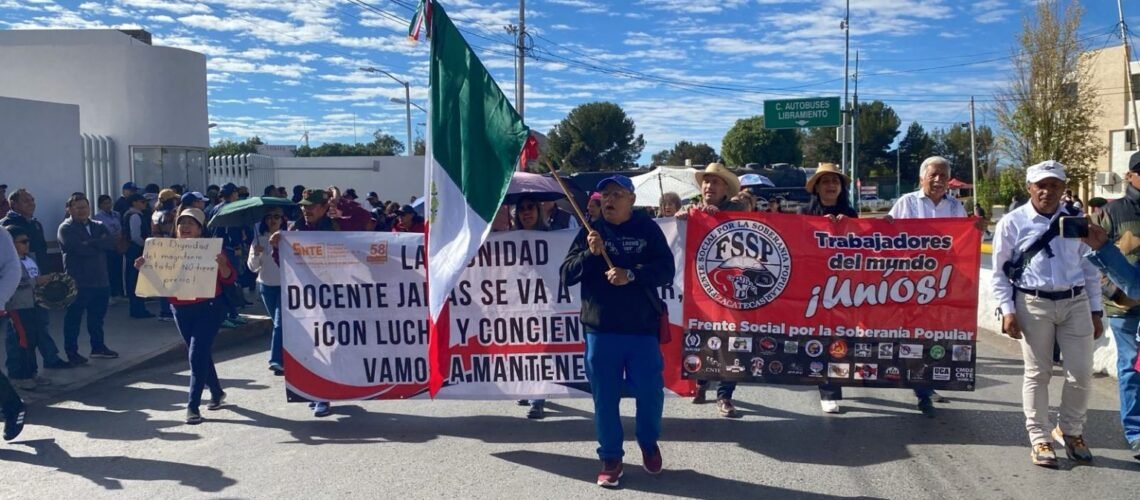 Integrantes de la Sección 58 SNTE marchan y mantienen su protesta