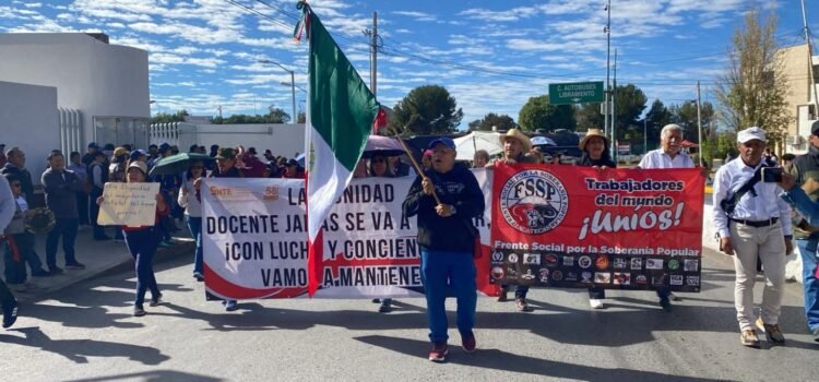 Integrantes de la Sección 58 SNTE marchan y mantienen su protesta Integrantes de la Sección 58 SNTE marchan y mantienen su protesta