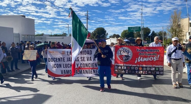 Integrantes de la Sección 58 SNTE marchan y mantienen su protesta Integrantes de la Sección 58 SNTE marchan y mantienen su protesta