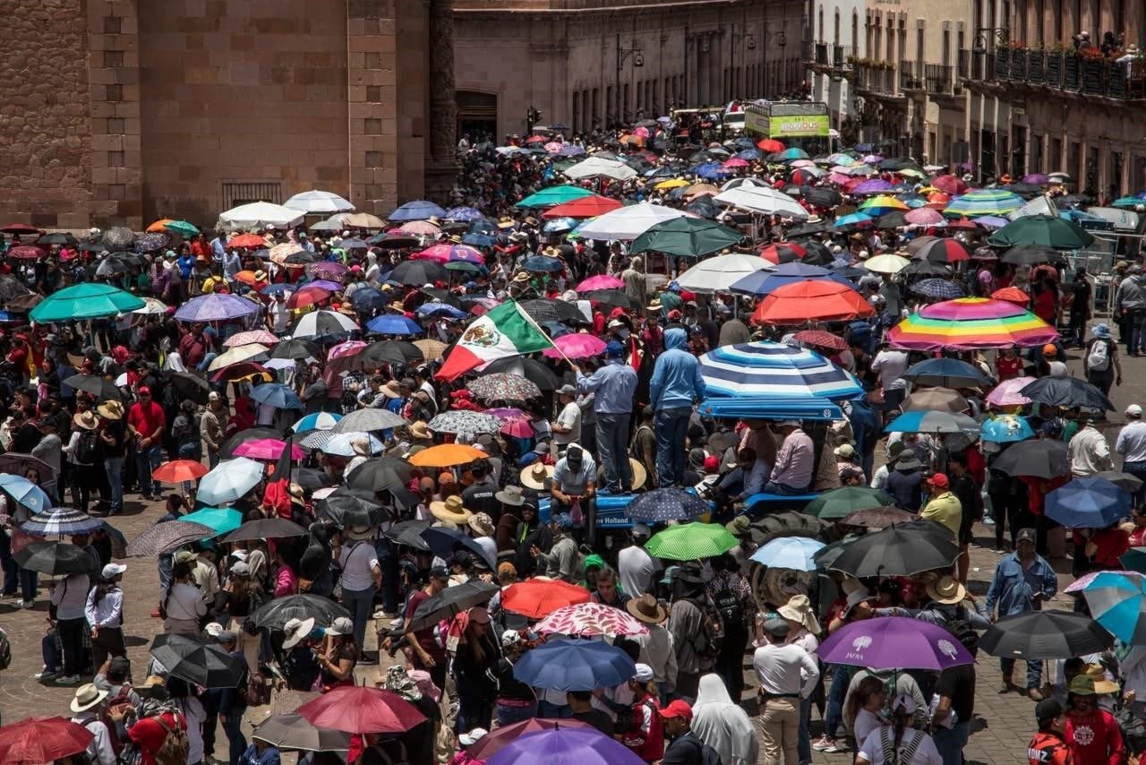 Más de 20 mil docentes marchan contra la Ley del ISSSTE