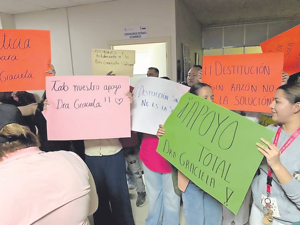 Directora solicita médicos y la despiden; trabajadores protestan y respaldan tras su remoción